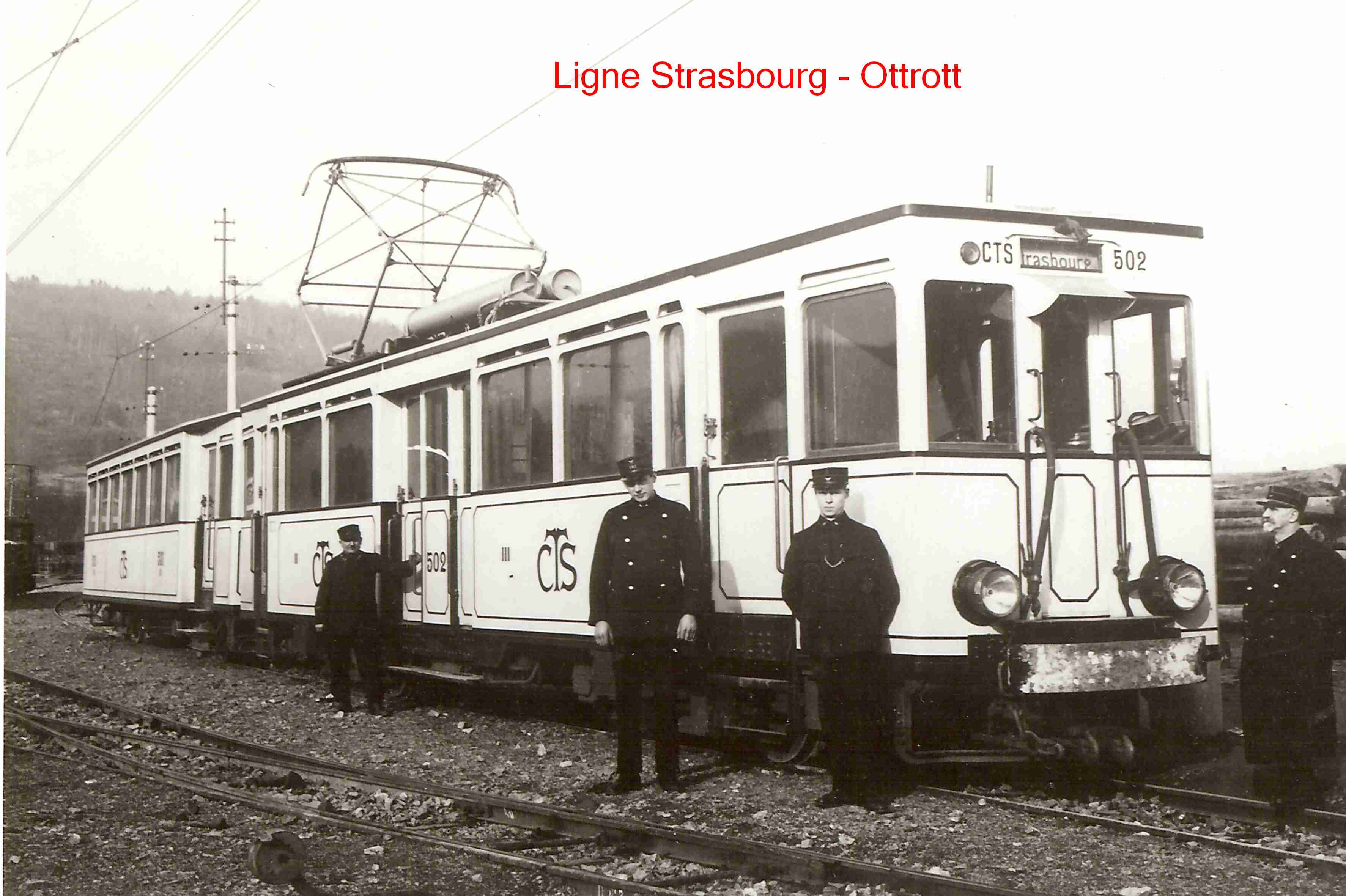 Les agents posant devant l'automotrice n° 502.